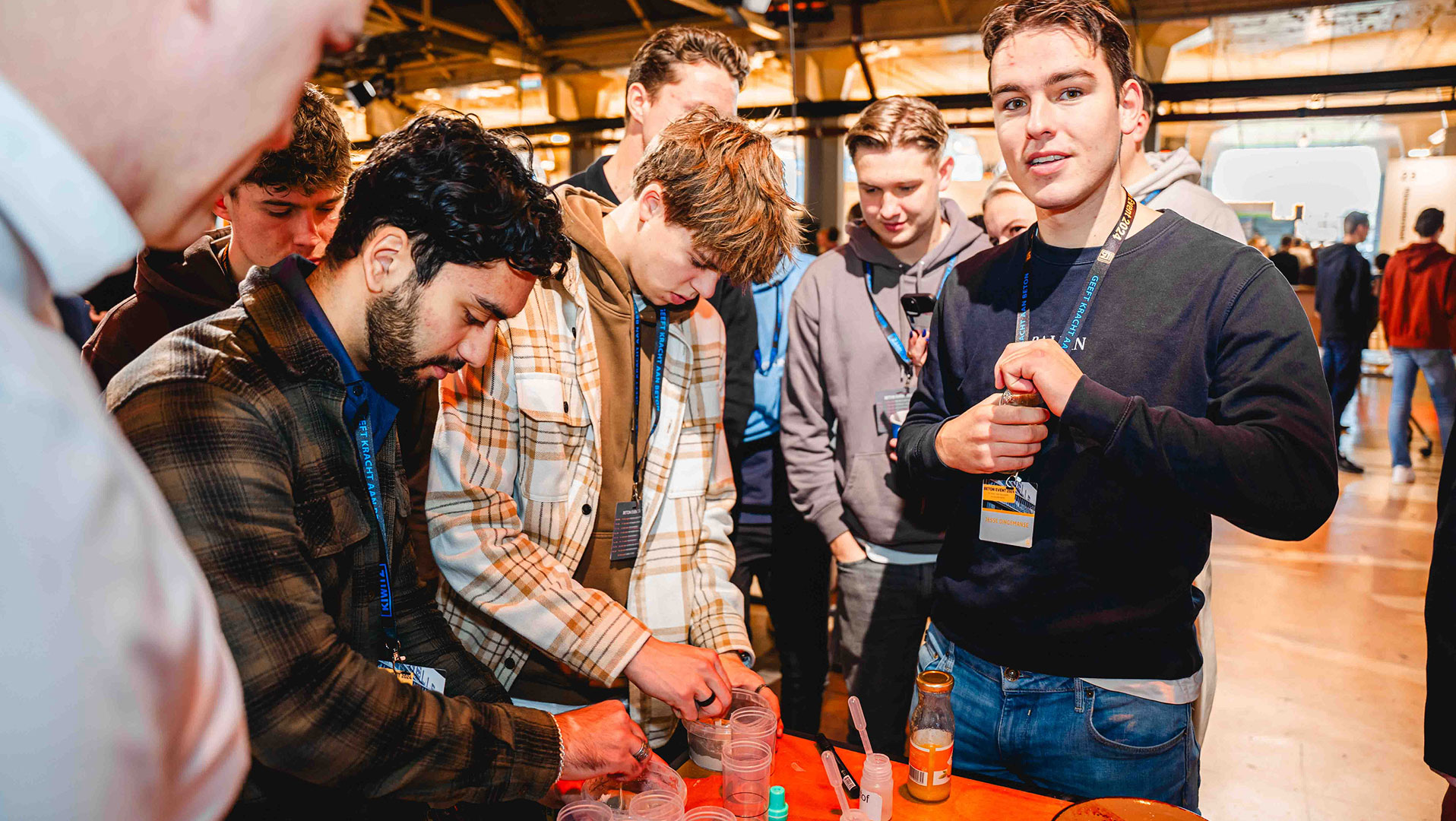 Groep studenten die samen aan een project werken