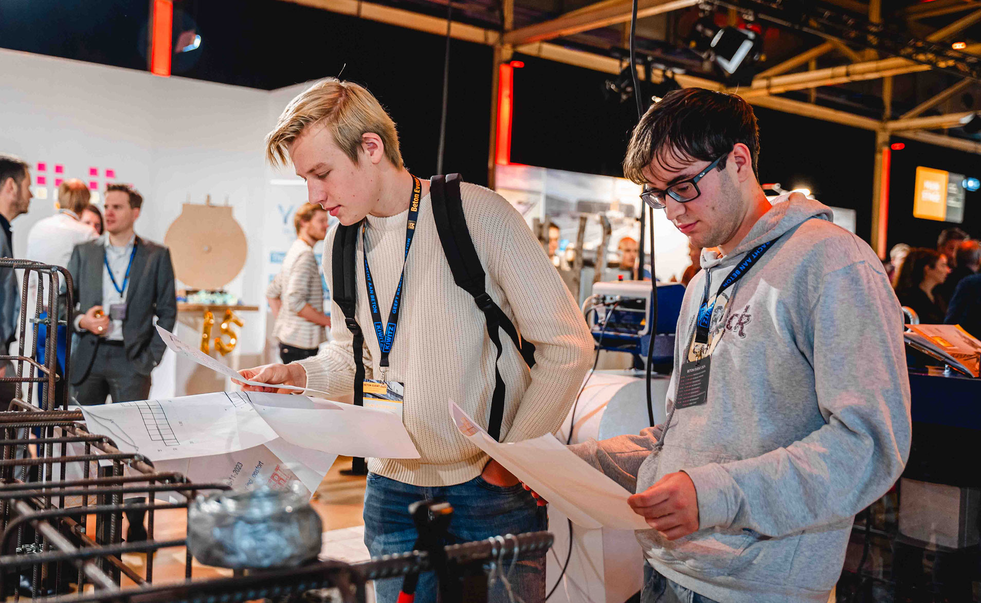 Twee studenten die een constructie bestuderen